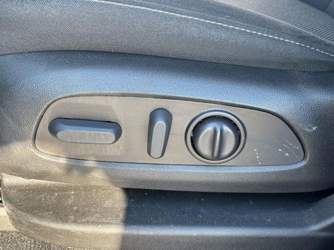 Used 2023 Chevrolet Traverse LT image 16