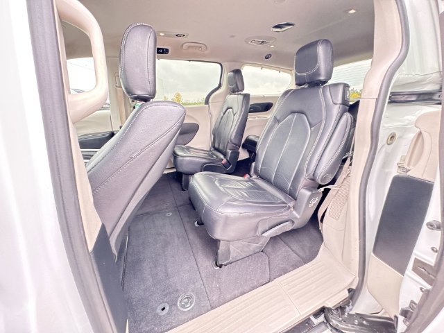 Used 2022 Chrysler Pacifica Touring-L w/ Uconnect Theater Family Group FWD image 25