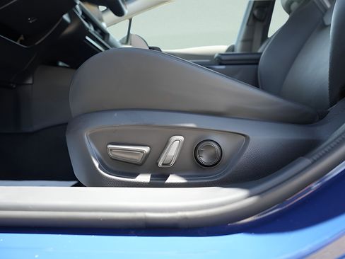 Used 2025 Toyota Prius XLE FWD image 21