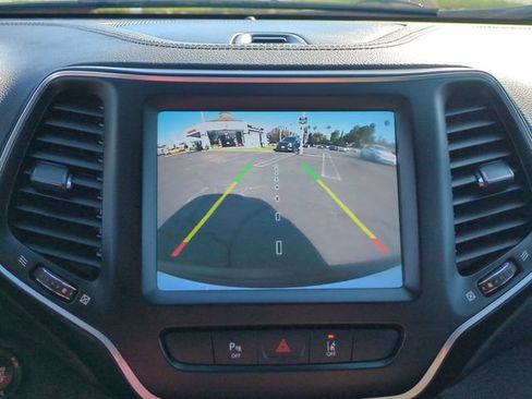 Used 2021 Jeep Cherokee Latitude Lux w/ Comfort/Convenience Group FWD image 22