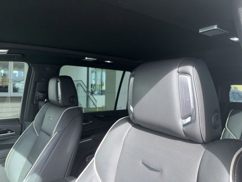 Used 2023 Cadillac Escalade ESV Sport w/ LPO, ONYX Package AWD/4WD image 10