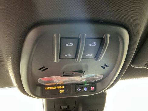 Used 2024 Chevrolet Trax RS w/ Sunroof Package FWD image 21