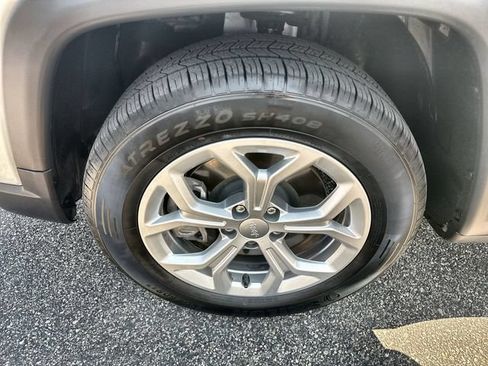 Used 2024 Jeep Compass Latitude AWD/4WD image 10