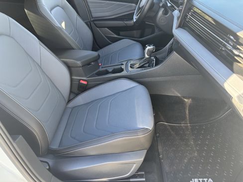 Certified 2025 Volkswagen Jetta SEL image 9
