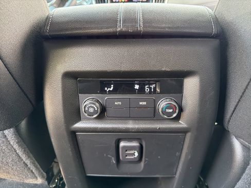Used 2023 Chevrolet Traverse LT FWD image 18