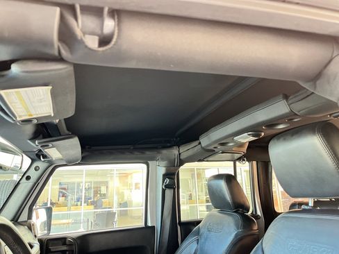 Used 2016 Jeep Wrangler Unlimited Sahara image 17