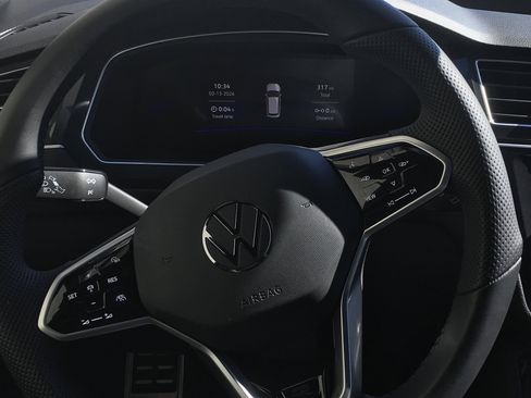 New 2024 Volkswagen Tiguan SE R-Line image 11