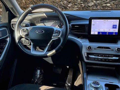 Used 2023 Ford Explorer XLT image 5