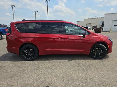 New 2027 Chrysler Pacifica Limited w/ Family Tech Group AWD/4WD image 6