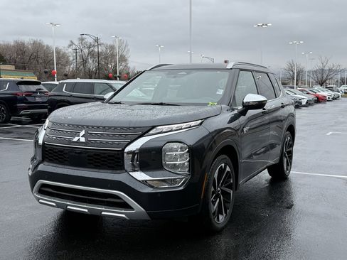 Used 2025 Mitsubishi Outlander SEL image 3