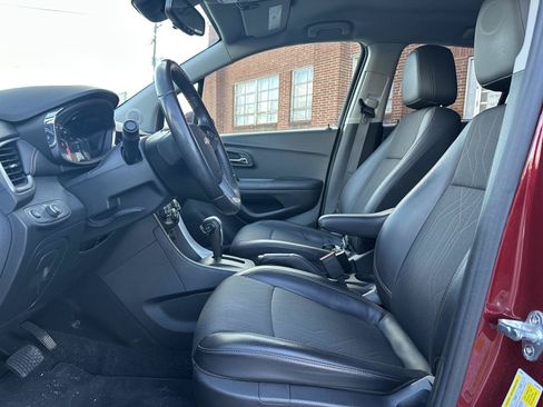 Used 2022 Chevrolet Trax LT w/ LT Convenience Package AWD/4WD image 11