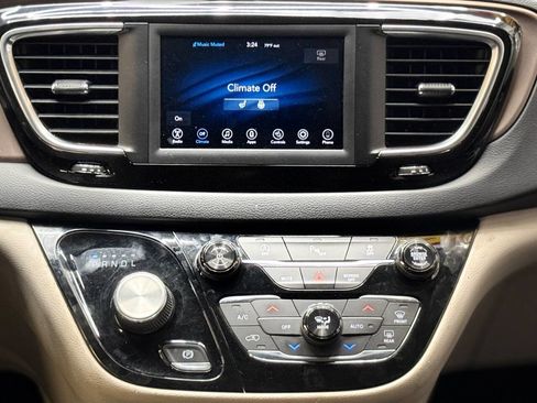 Used 2019 Chrysler Pacifica Touring-L FWD image 16