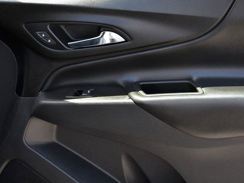 Used 2021 Chevrolet Equinox LT w/ Driver Convenience Package image 18