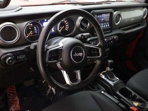 Used 2018 Jeep Wrangler Unlimited Sahara AWD/4WD image 7