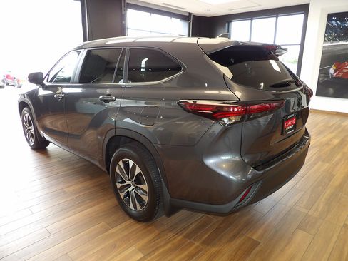Used 2024 Toyota Highlander XLE AWD/4WD image 8