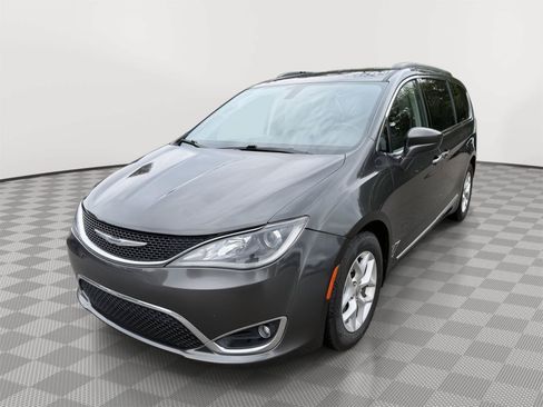 Used 2017 Chrysler Pacifica Touring-L w/ Tire & Wheel Group FWD image 3