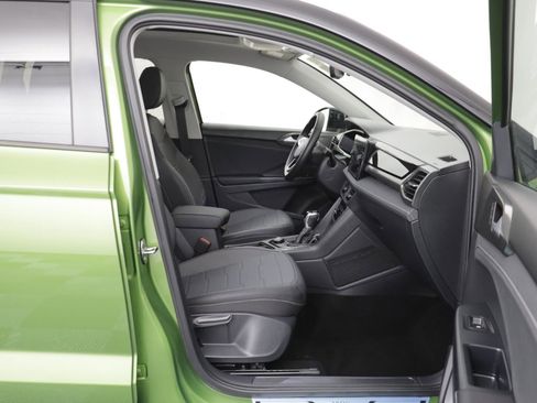 Used 2025 Volkswagen Taos SE image 18