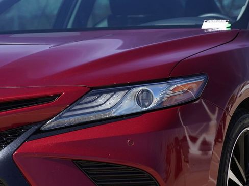Used 2018 Toyota Camry XSE image 5