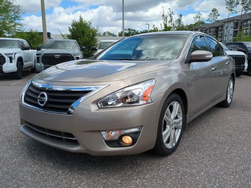 Used 2013 Nissan Altima 3.5 SV w/ Navigation Pkg FWD image 2