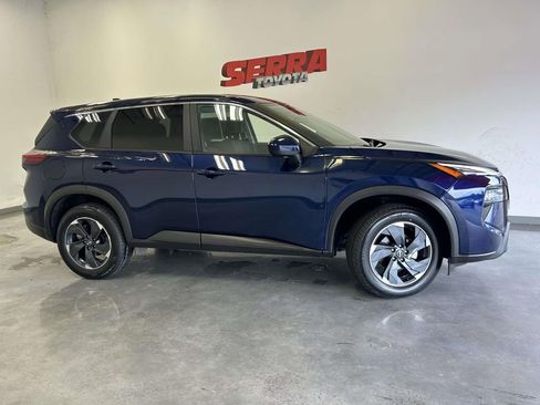 Used 2024 Nissan Rogue SV AWD/4WD image 2