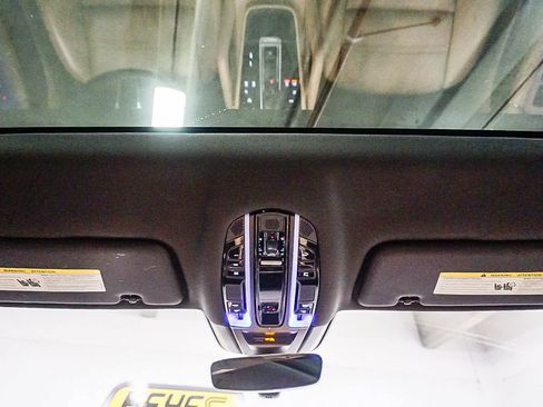 Used 2022 Porsche Cayenne Platinum Edition image 12