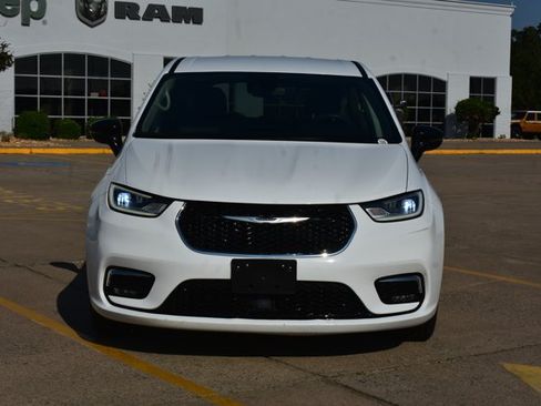 Used 2024 Chrysler Pacifica Touring-L FWD image 2