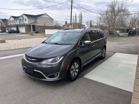 Used 2018 Chrysler Pacifica Limited image 3