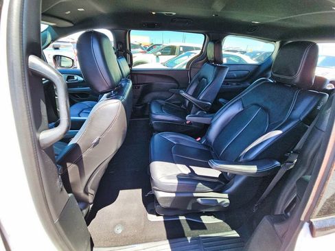 Used 2024 Chrysler Pacifica Limited FWD image 15