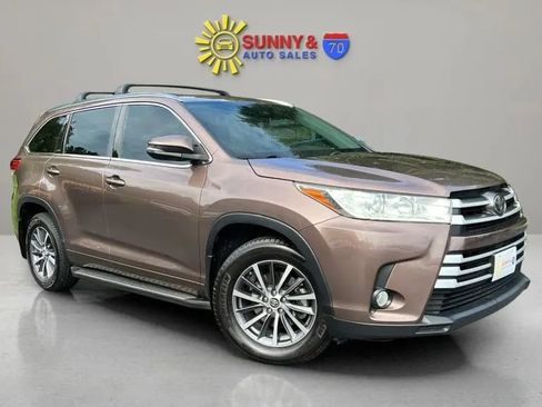 Used 2017 Toyota Highlander XLE w/ Carpet Mat Package AWD/4WD image 1