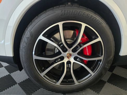 Certified 2025 Porsche Cayenne S AWD/4WD image 23