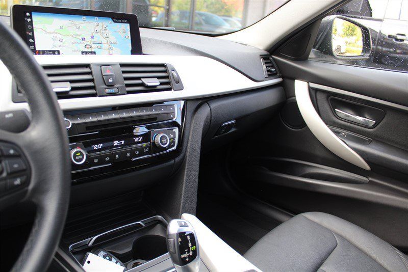Used 2018 BMW 320i xDrive Sedan AWD/4WD image 18