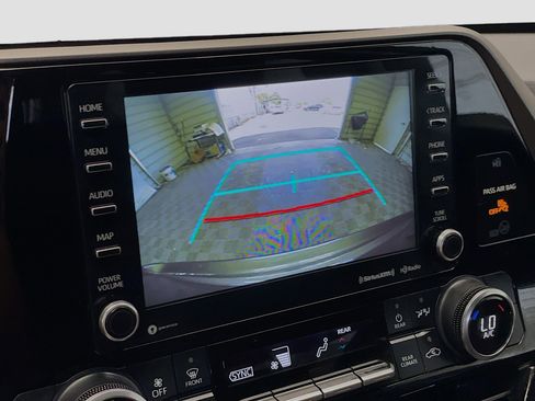 Used 2022 Toyota Highlander LE FWD image 9
