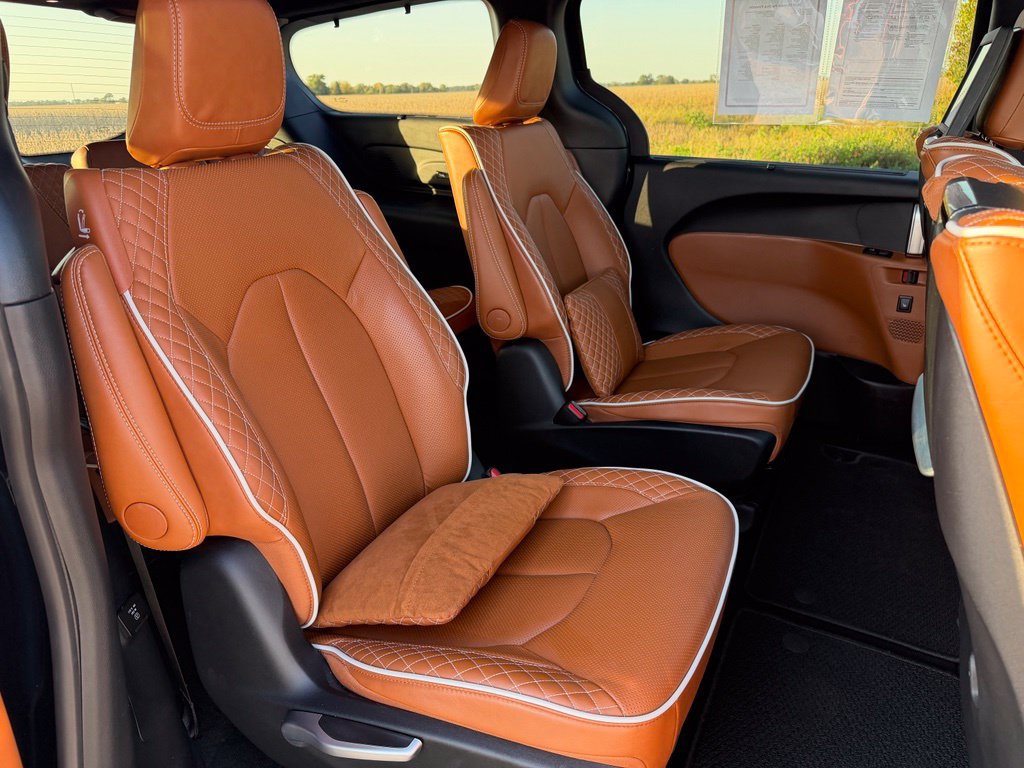 Used 2025 Chrysler Pacifica Pinnacle FWD image 28