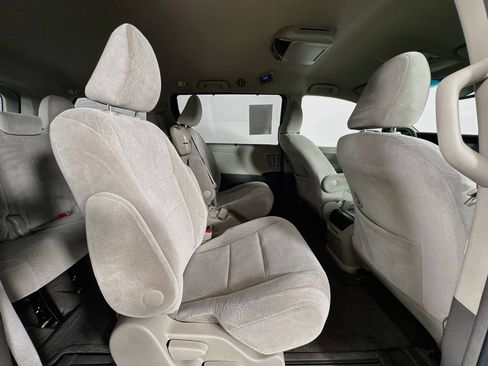 Used 2016 Toyota Sienna LE FWD image 28