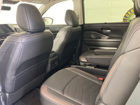 Used 2024 Nissan Pathfinder Platinum image 13