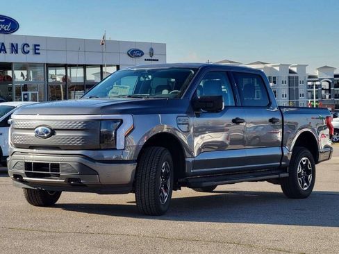 Used 2023 Ford F150 Lightning XLT image 12