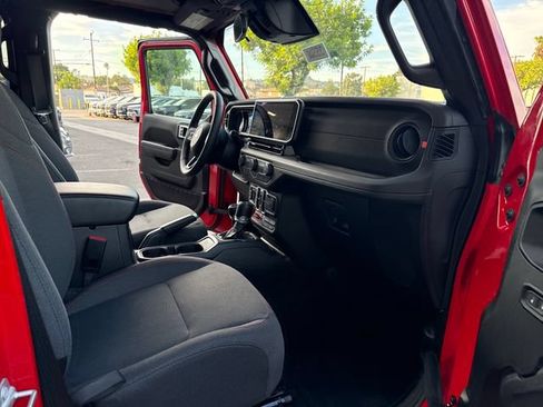 Used 2025 Jeep Wrangler Unlimited Rubicon w/ Convenience Group AWD/4WD image 32