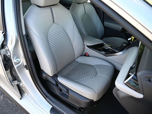 Used 2023 Toyota Camry SE image 9