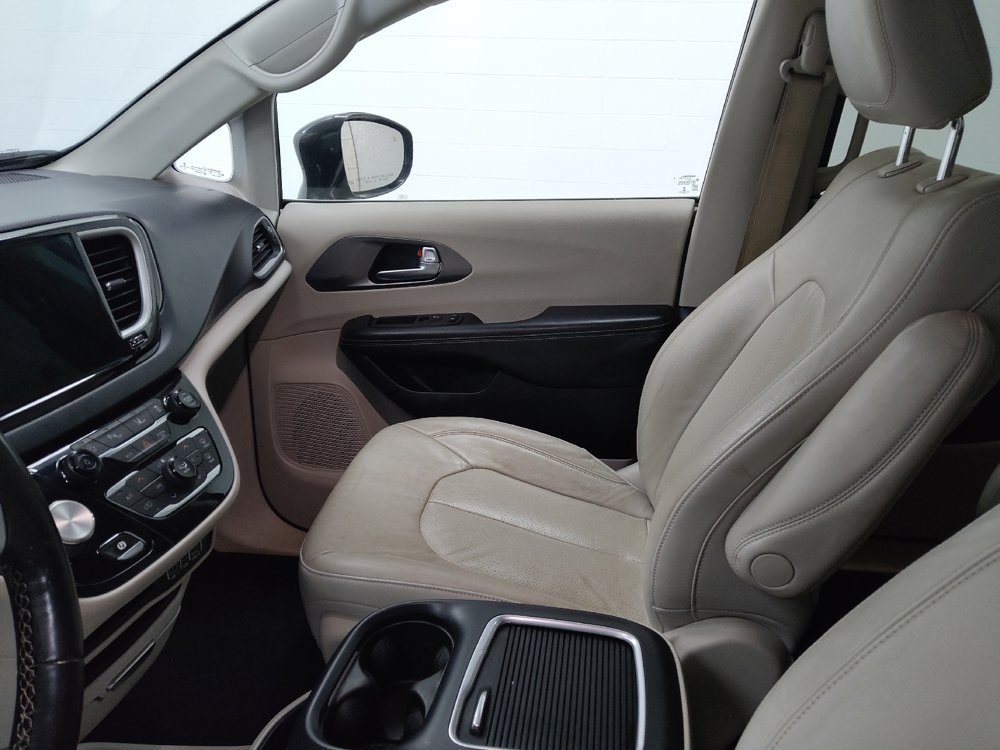 Used 2021 Chrysler Pacifica Touring-L FWD image 26