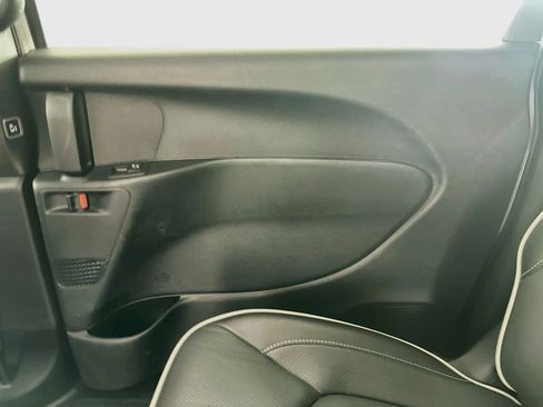 Used 2025 Chrysler Pacifica Premium FWD image 32