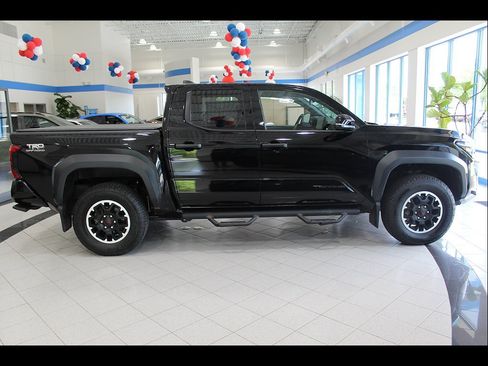 Used 2025 Toyota Tacoma TRD Off-Road w/ TRD Off Road Upgrade Package AWD/4WD image 4
