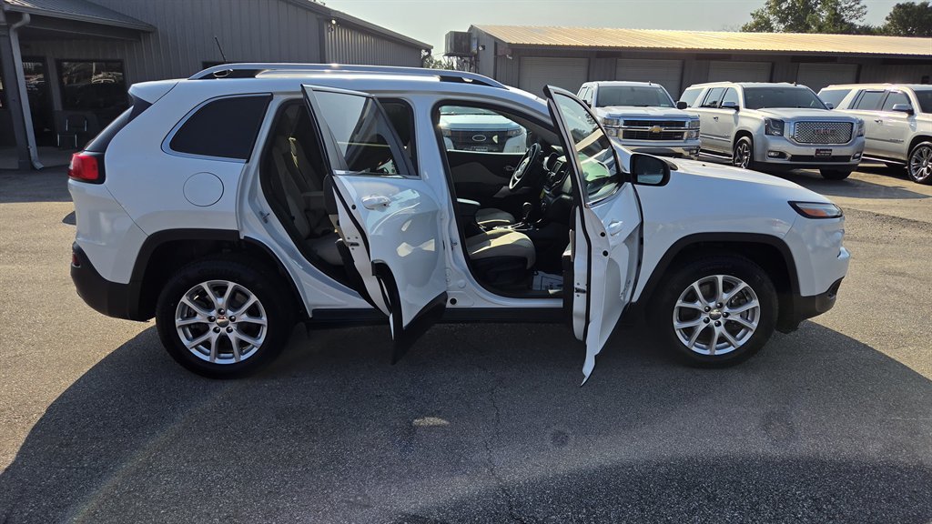 Used 2018 Jeep Cherokee Latitude FWD image 8