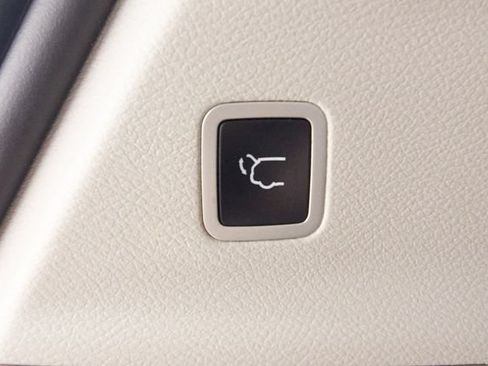 Used 2022 Chrysler Pacifica Touring-L AWD/4WD image 34