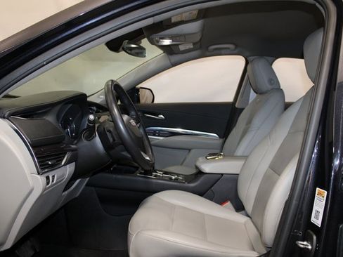 Certified 2022 Cadillac XT4 Luxury w/ Cold Weather Package image 7