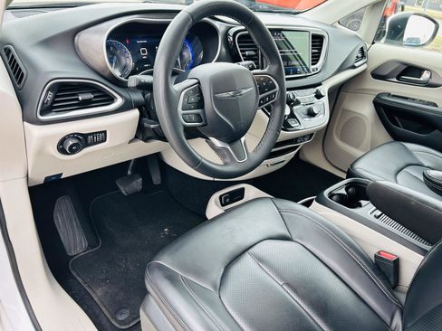 Used 2023 Chrysler Pacifica Touring-L image 14