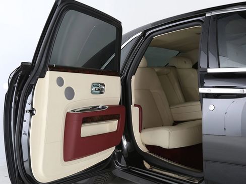 Used 2013 Rolls-Royce Ghost RWD image 11