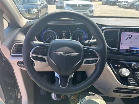 Used 2022 Chrysler Pacifica Touring-L image 16