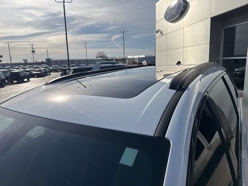 Used 2025 Chrysler Pacifica Limited FWD image 10