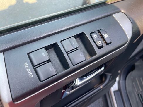 Used 2018 Toyota 4Runner SR5 Premium image 8