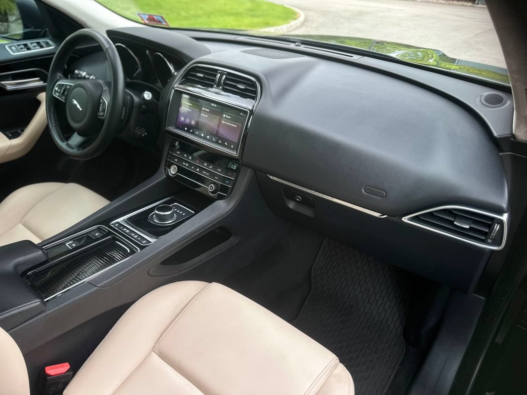 Used 2020 Jaguar F-PACE Premium AWD/4WD image 18